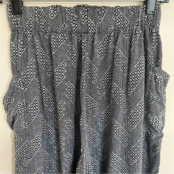 Women’s Urban Outfitters Cottage Print Pull On Pants Size Medium Black & White - Picture 12 of 13